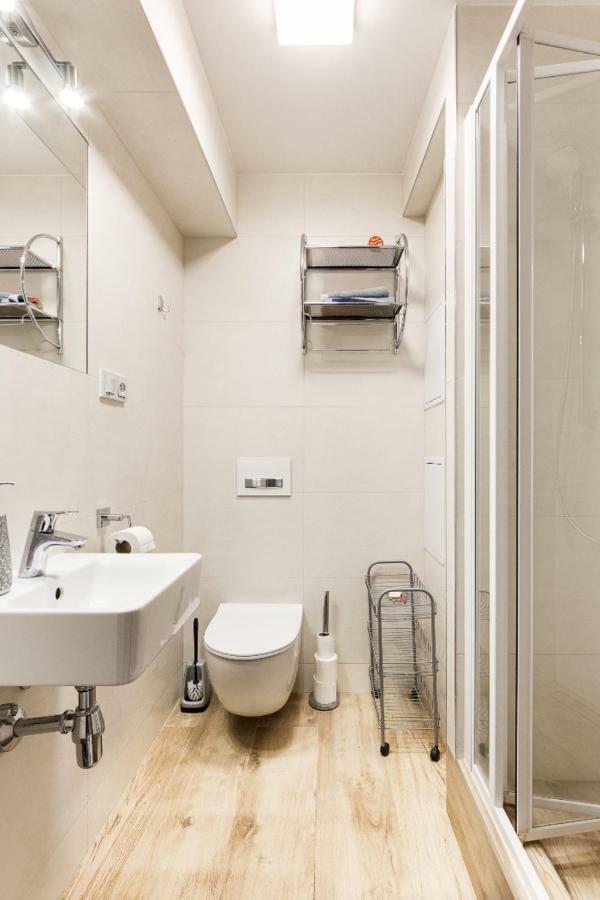 Cozy At Metro Station, Private Bathroom, 9minutes Oldtown, 15minutes Airport, Wifi Séjour chez l'habitant *