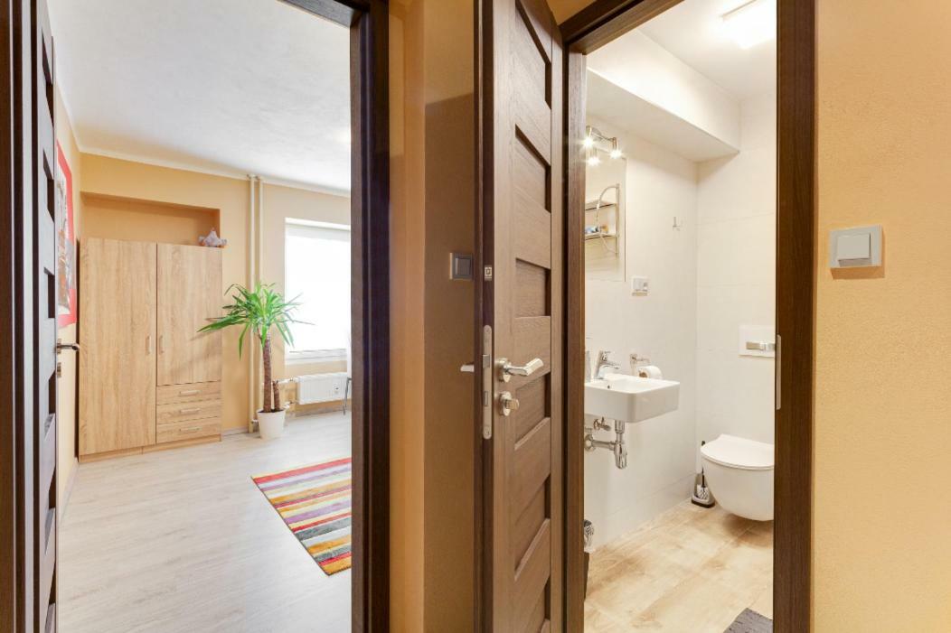 Cozy At Metro Station, Private Bathroom, 9minutes Oldtown, 15minutes Airport, Wifi Praga